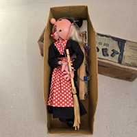 heks-marionetdukke-sort-toej-roedprikket-forklaede-gammel-dukke